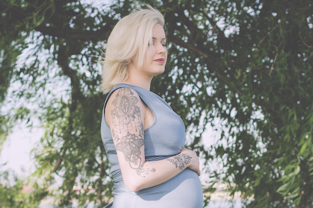 milkie blog tehotenstvi side-view-pregnant-woman-standing-against-trees